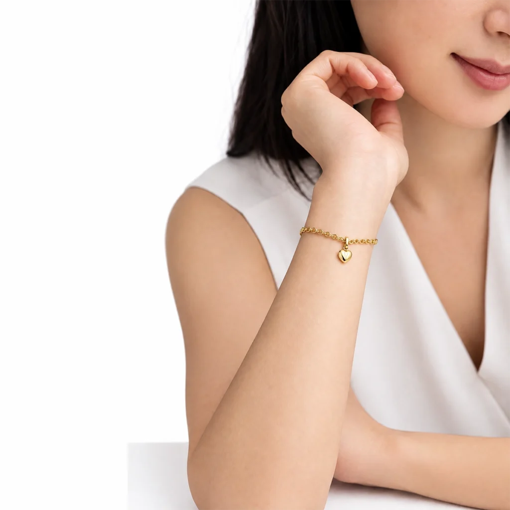 Pulseira bailarina coração em ouro 18k vista em outro ângulo