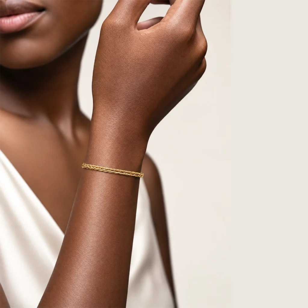 Pulseira elo palmeira em ouro 18k no pulso, em foto com modelo