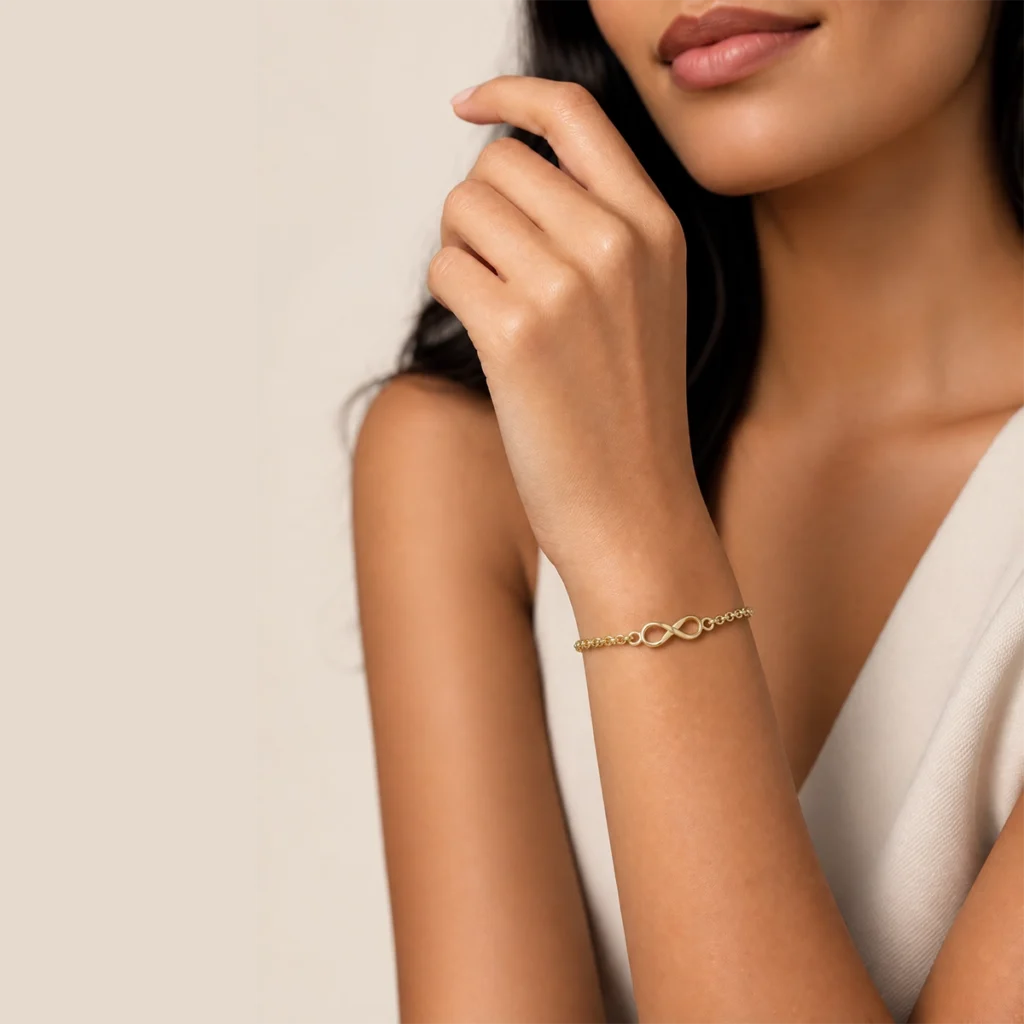 Pulseira infinito em ouro 18k no pulso, em foto com modelo