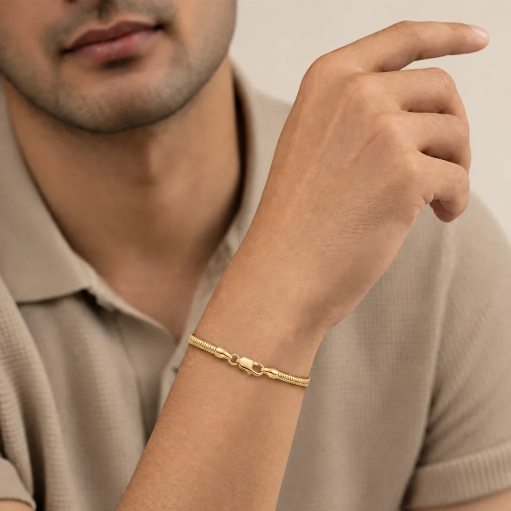 Pulseira malha italiana em ouro 18k no pulso, em foto com modelo (outro ângulo)