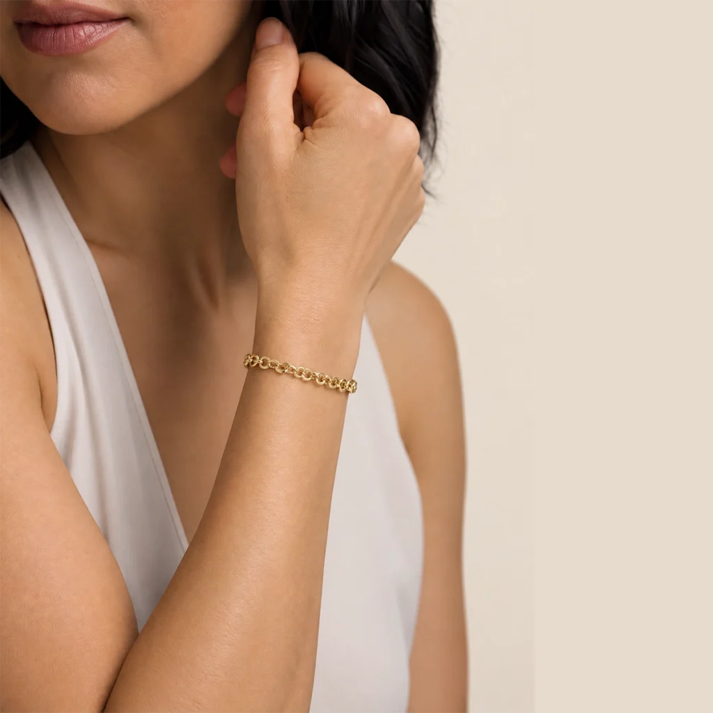 Pulseira portuguesa em ouro 18k no pulso, em foto com modelo