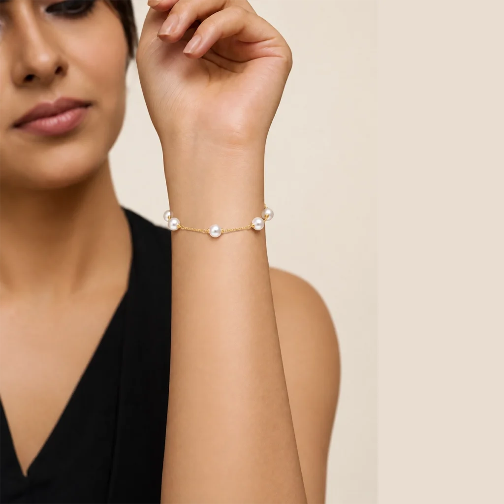 Pulseira una com pérolas em ouro 18k vista em outro ângulo