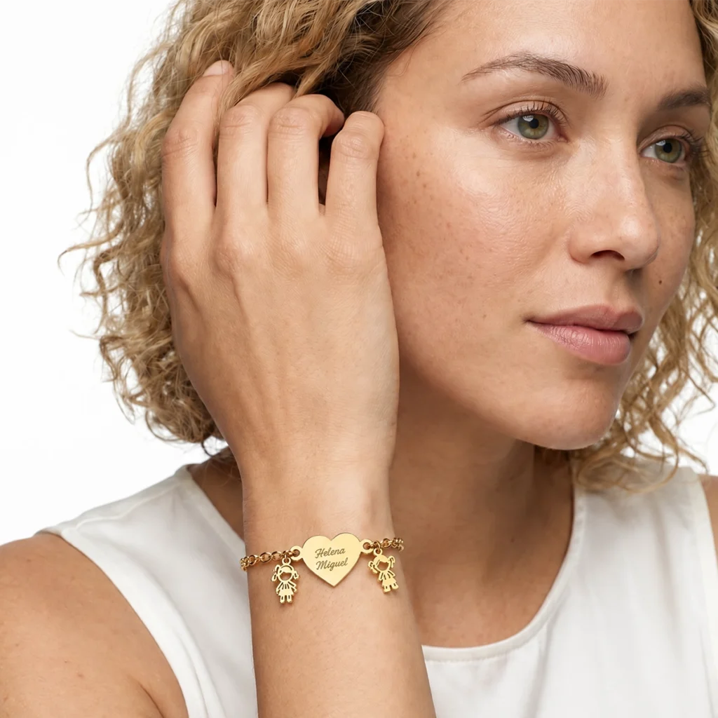 Pulseira árvore da vida em ouro 18k no pulso, em foto com modelo