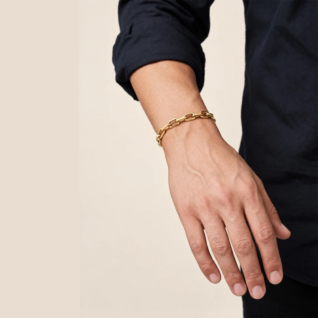 Pulseira cadeado corrente em ouro 18k no pulso, em foto com modelo