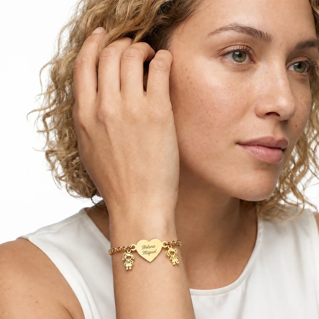 Pulseira coração dos nomes em ouro 18k no pulso, em foto com modelo