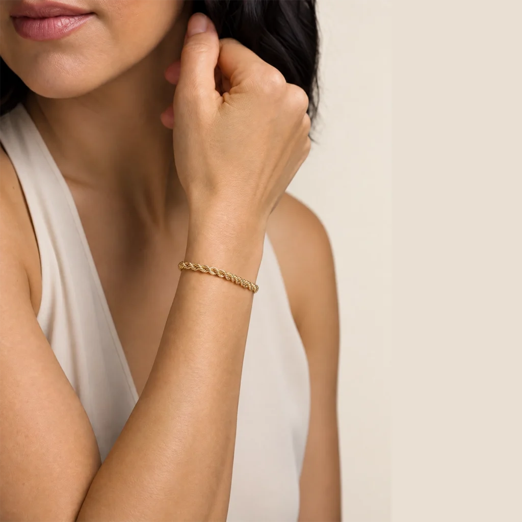 Pulseira cordão baiano em ouro 18k no pulso, em foto com modelo