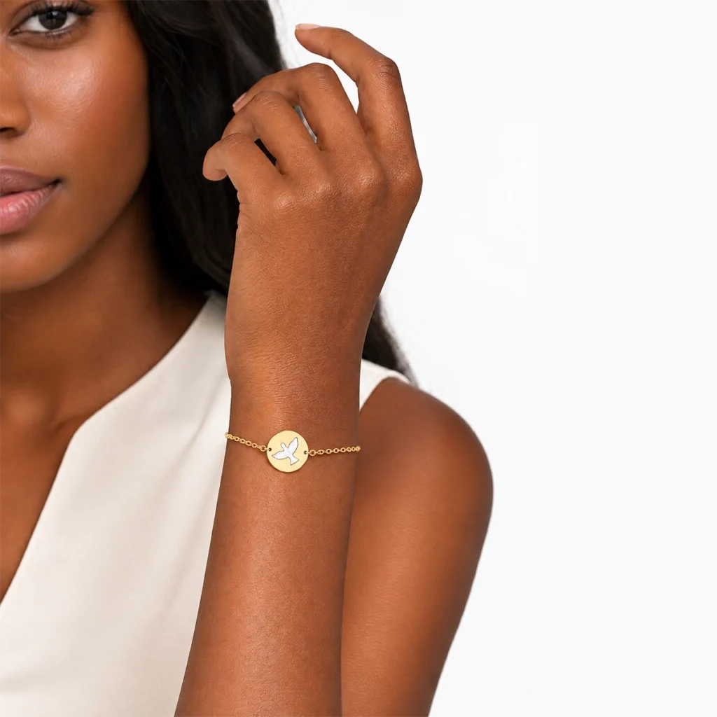 Pulseira espírito santo em ouro 18k no pulso, em foto com modelo