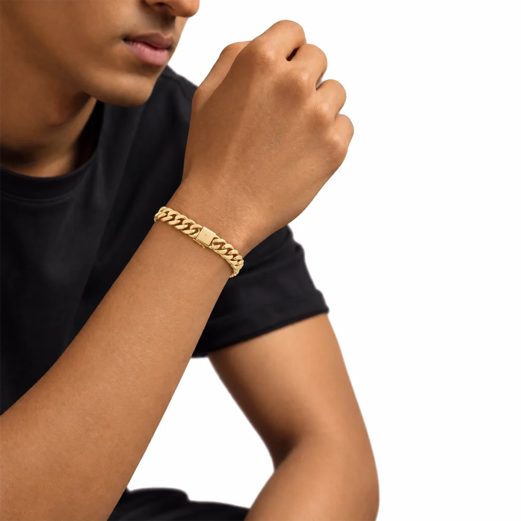 Pulseira grumet largo em ouro 18k no pulso, em foto com modelo