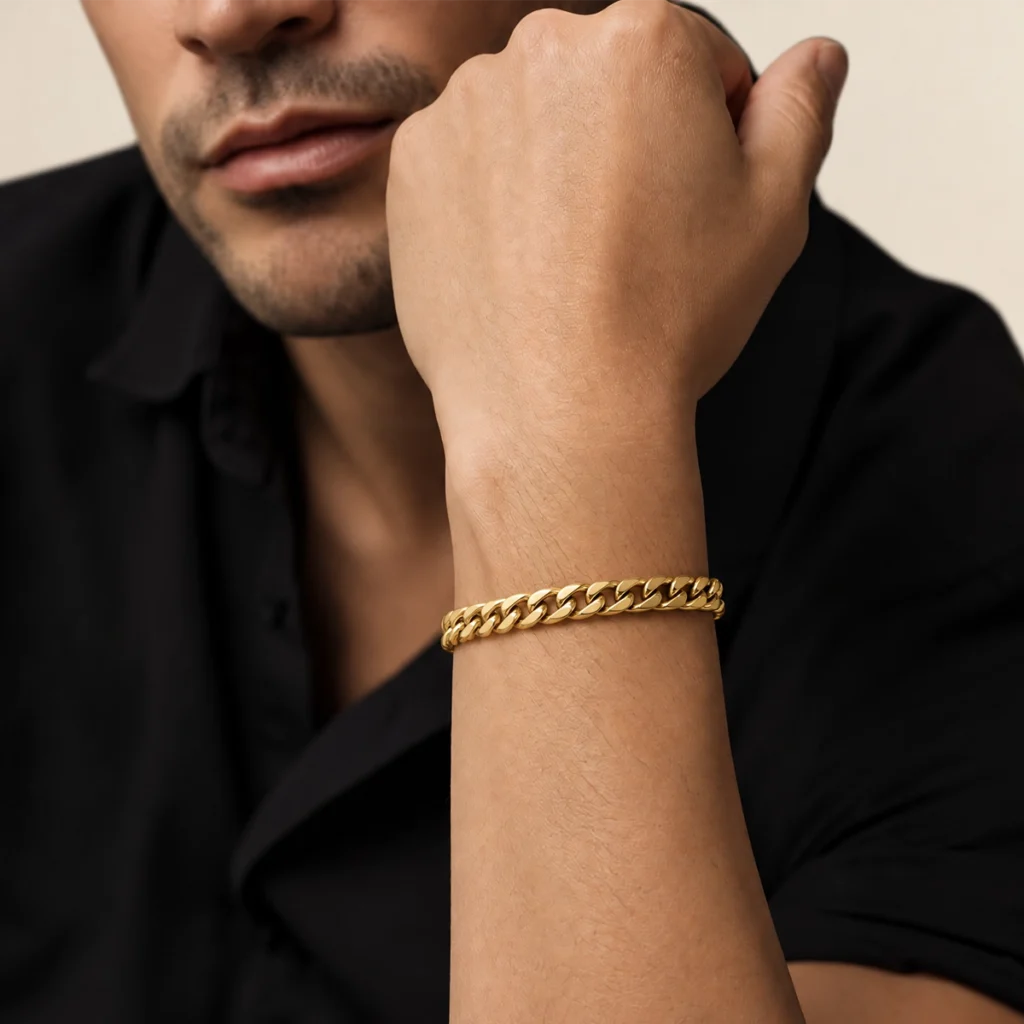 Pulseira grumet maciça em ouro 18k no pulso, em foto com modelo