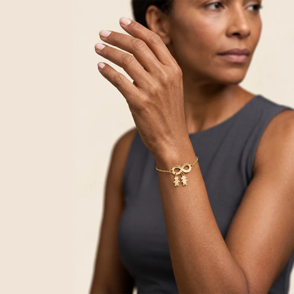 Pulseira infinito filhos em ouro 18k vista em outro ângulo