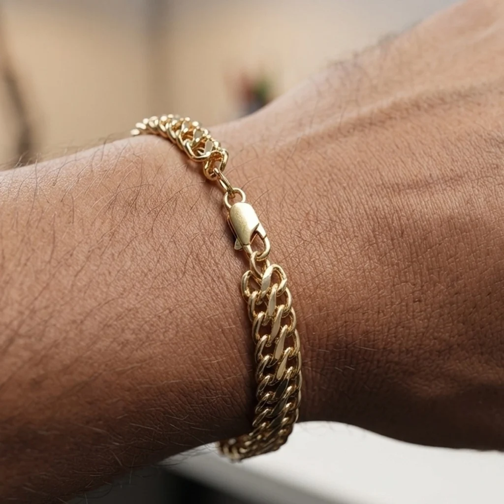 Pulseira masculina bismarck em ouro 18k no pulso, em foto com modelo