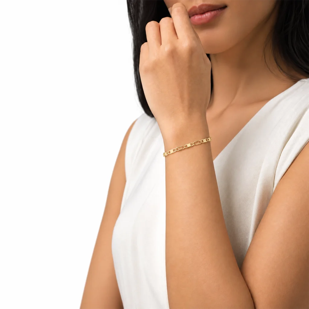 Pulseira piastrine em ouro 18k no pulso, em foto com modelo