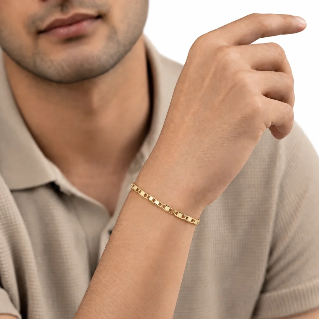 Pulseira piastrine em ouro 18k no pulso, em foto com modelo (outro ângulo)