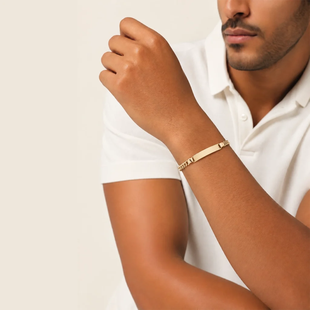 Pulseira placa grumet em ouro 18k no pulso, em foto com modelo