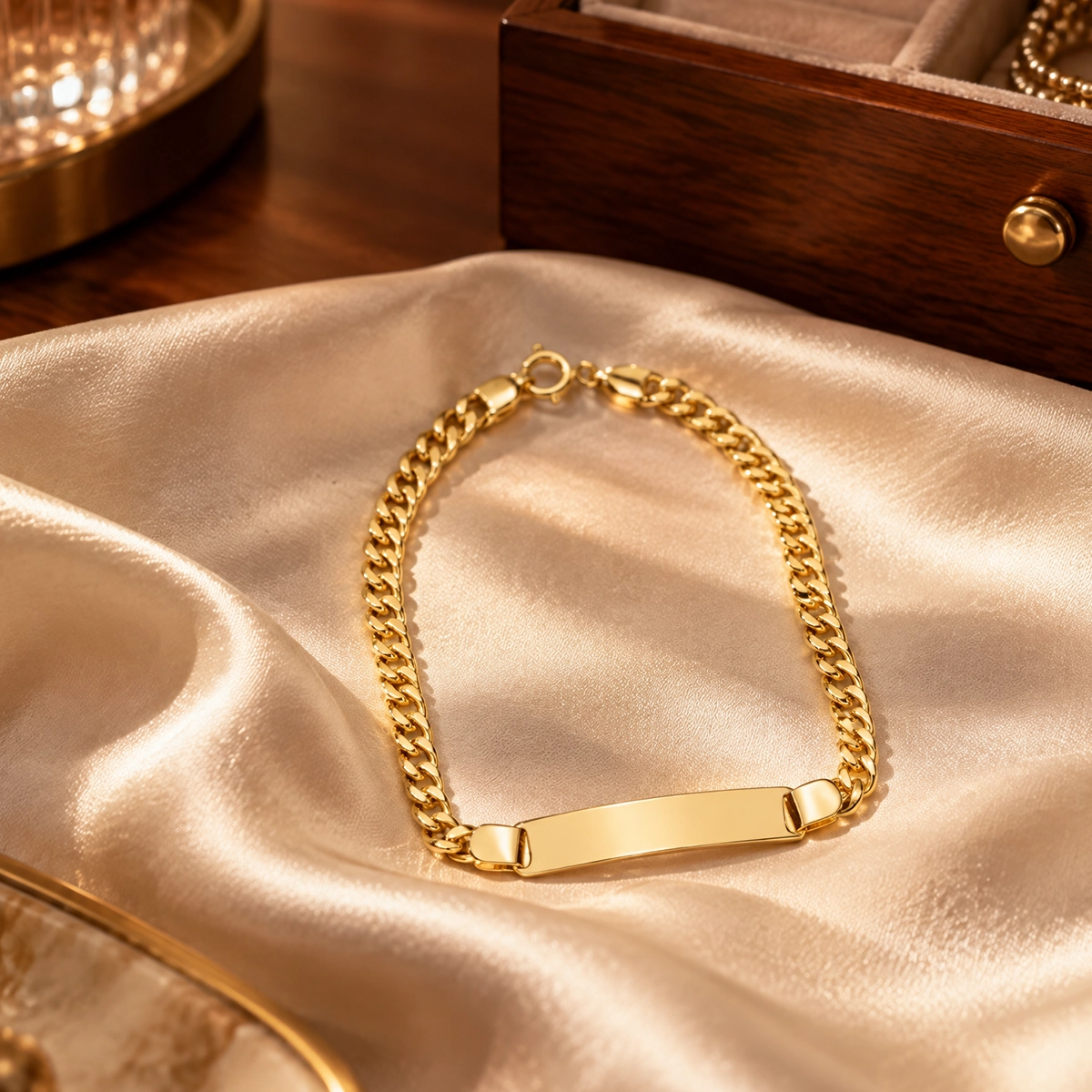 Pulseira com plaquinha em ouro 18k: Pulseira Placa Grumet, da KMS Joias
