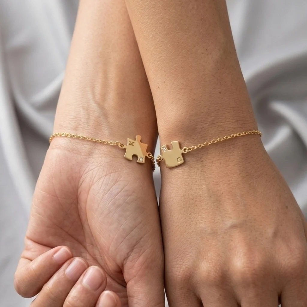 Pulseira quebra-cabeça em ouro 18k no pulso, em foto com modelo