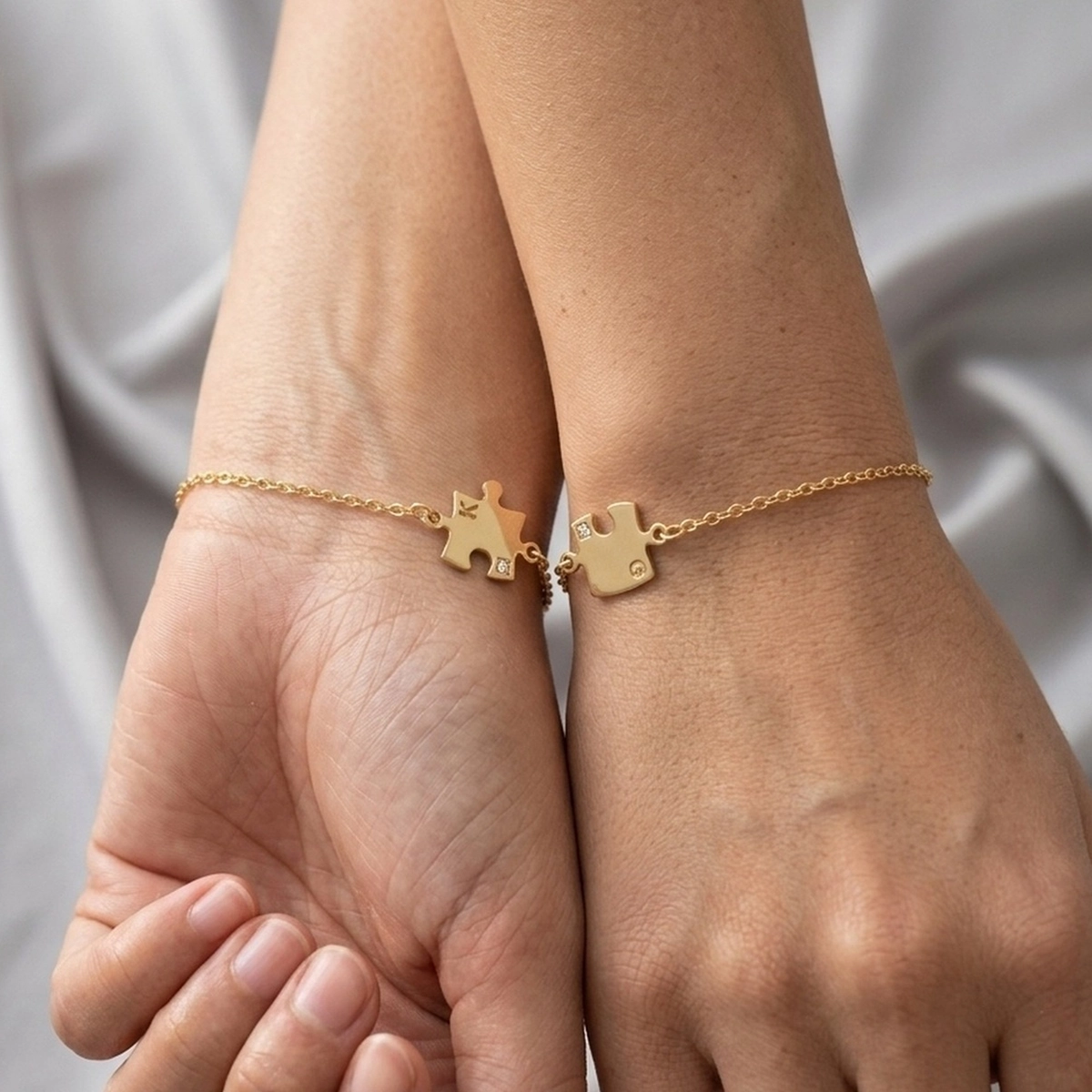 Pulseira quebra-cabeça em ouro 18k no pulso, em foto com modelo