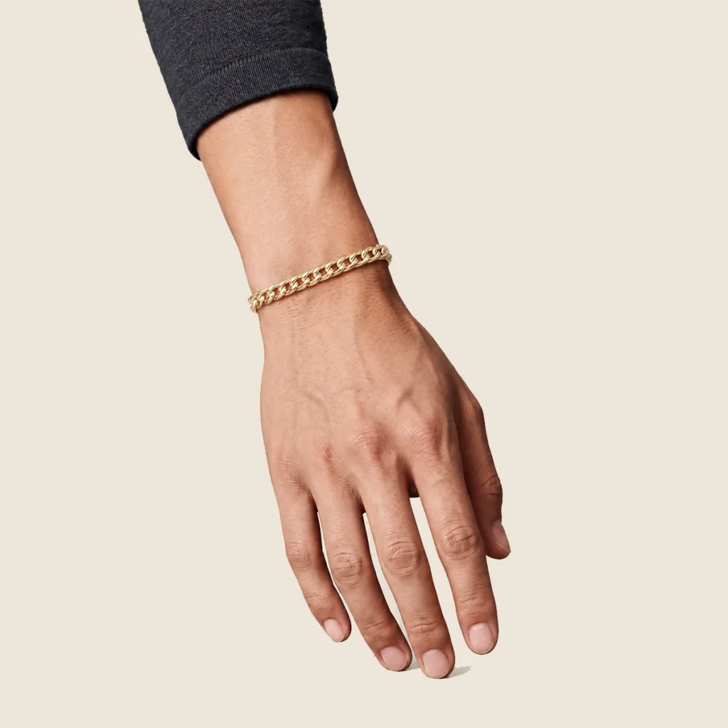 Pulseira romana longa em ouro 18k no pulso, em foto com modelo (outro ângulo)