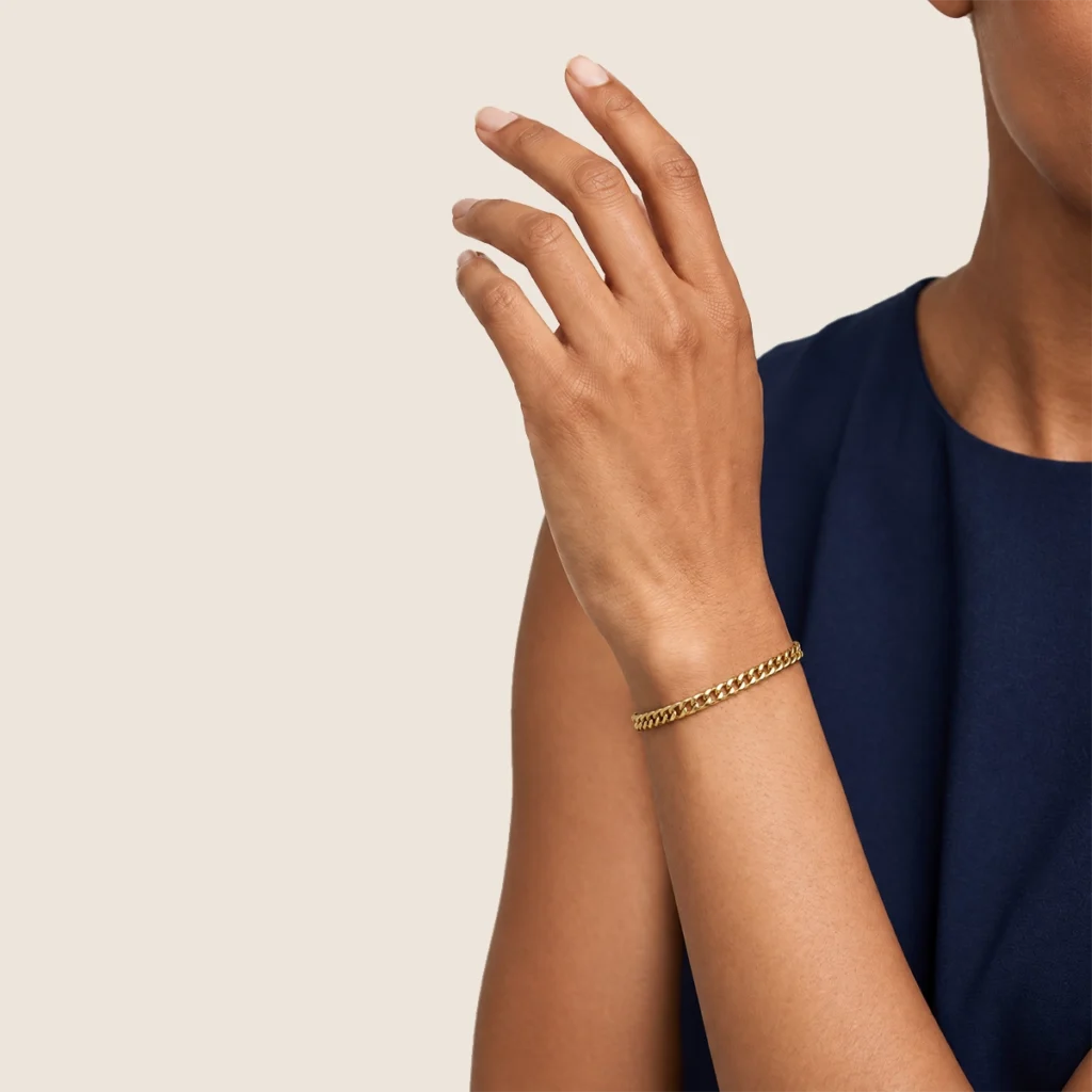 Pulseira romana quadrada em ouro 18k no pulso, em foto com modelo