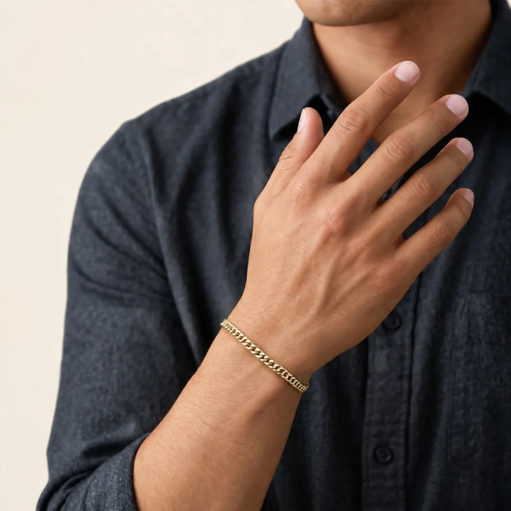 Pulseira romana quadrada em ouro 18k no pulso, em foto com modelo (outro ângulo)