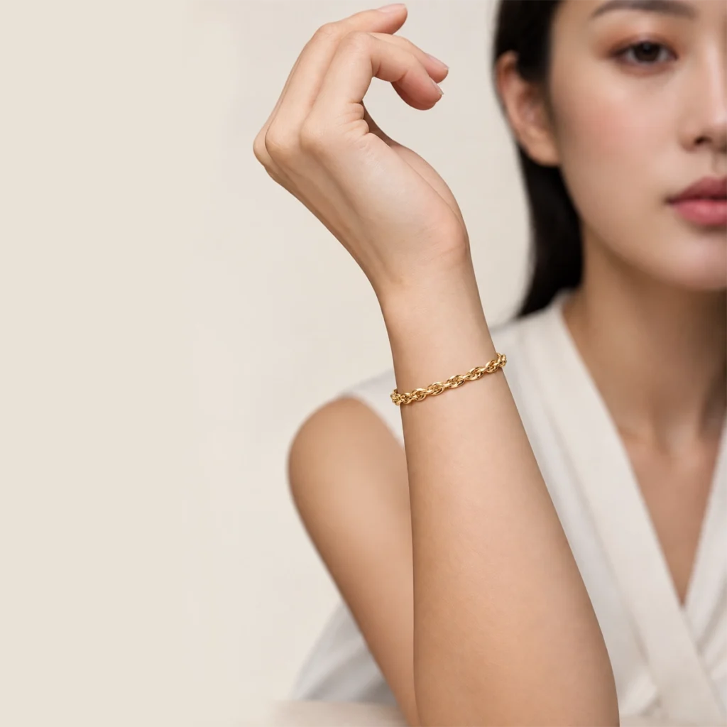 Pulseira trançada em ouro 18k no pulso, em foto com modelo