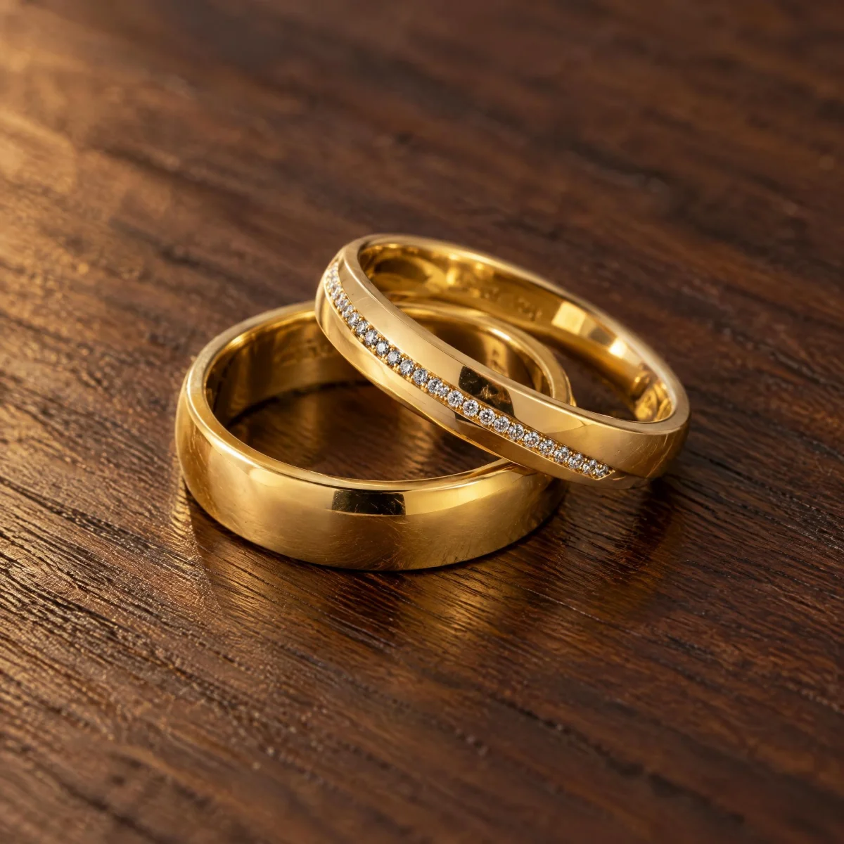 Aliança com Zircônia em Fileira Lateral em ouro 18k, em foto de estúdio