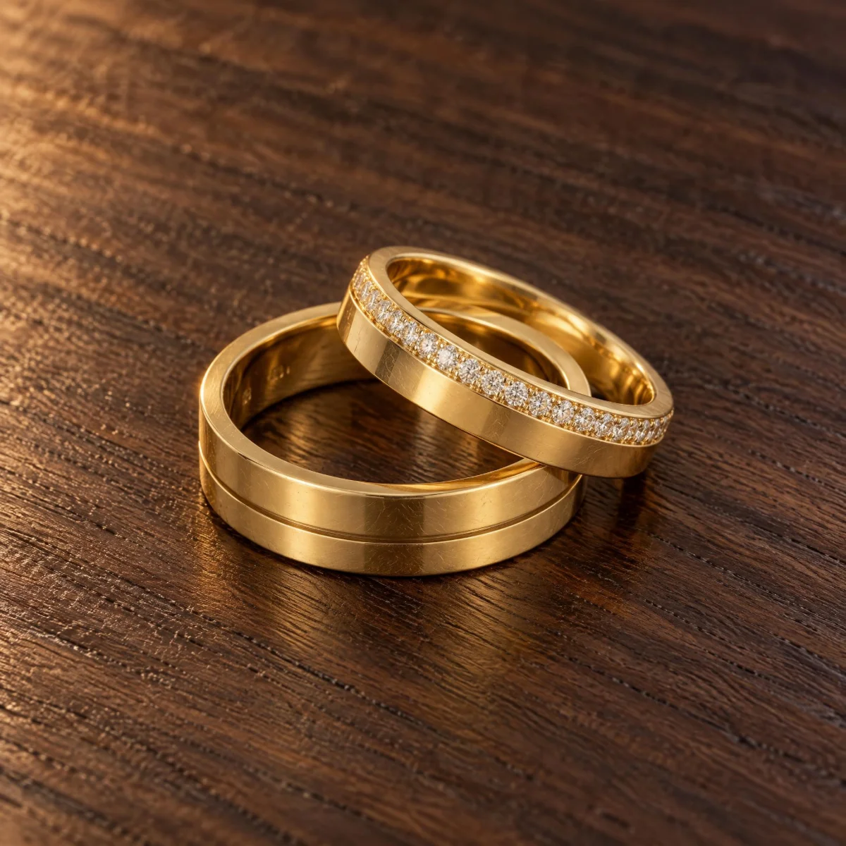 Aliança com Zircônia em Fileira no Aro Feminino em ouro 18k, em foto de estúdio
