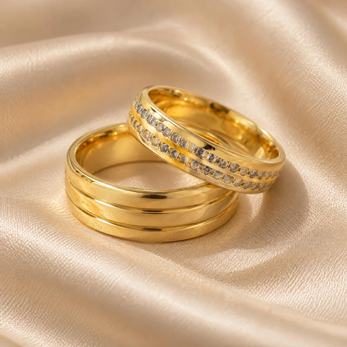 Aliança Cravejada com Duas Fileiras e Frisos em ouro 18k, em foto de estúdio