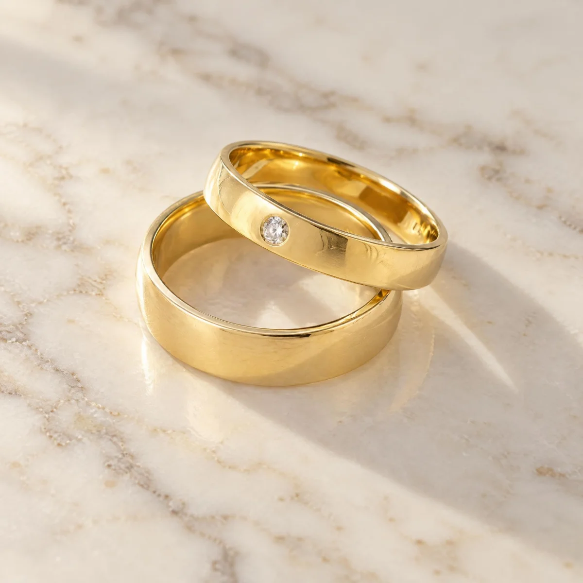 Aliança de Casamento com Pedra Abaulada em ouro 18k, em foto de estúdio