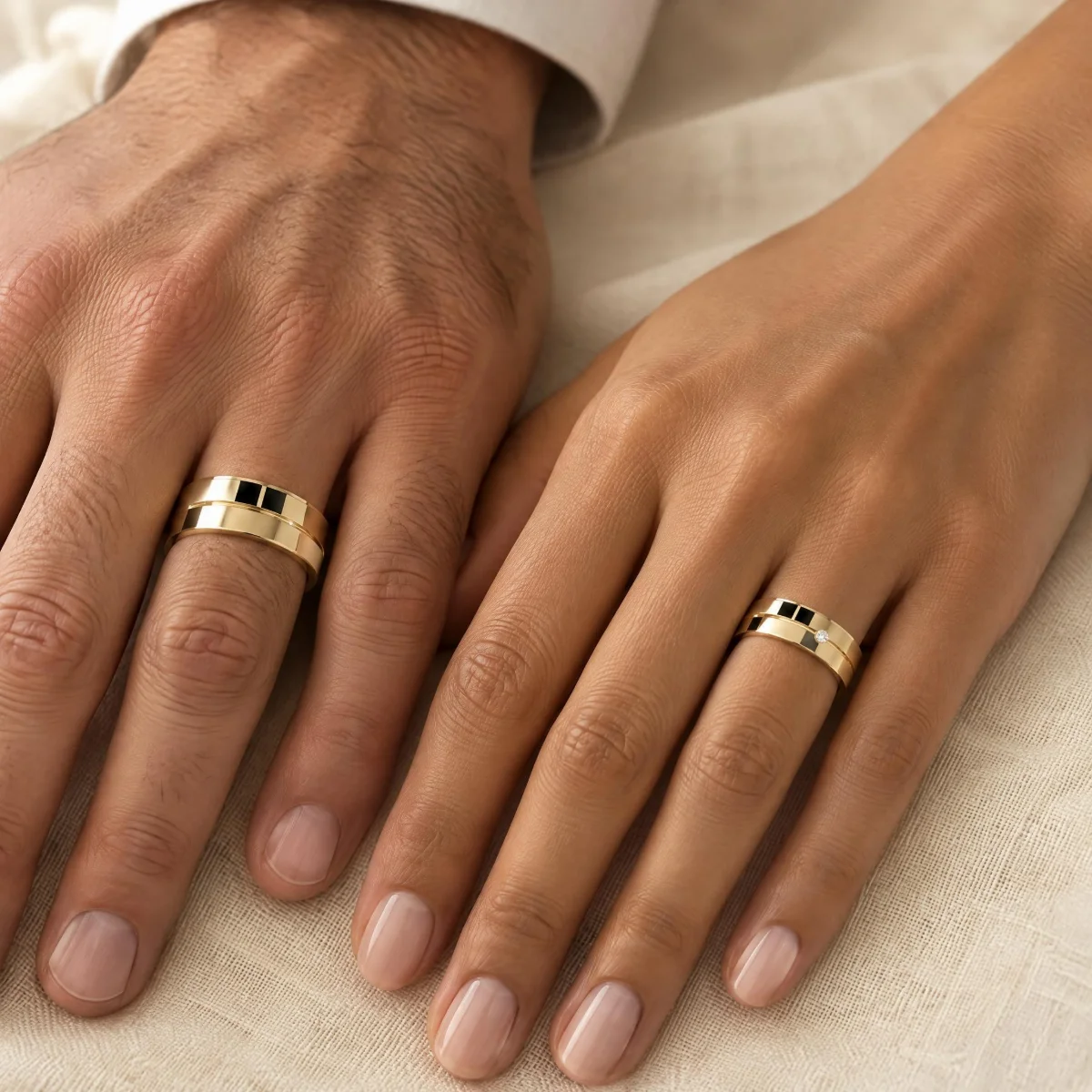 Aliança de Casamento com Pedra e Friso Central em ouro 18k, nas mãos de um casal