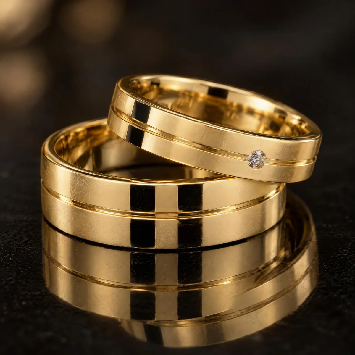 Aliança de Casamento com Pedra e Friso Central em ouro 18k, em foto de estúdio