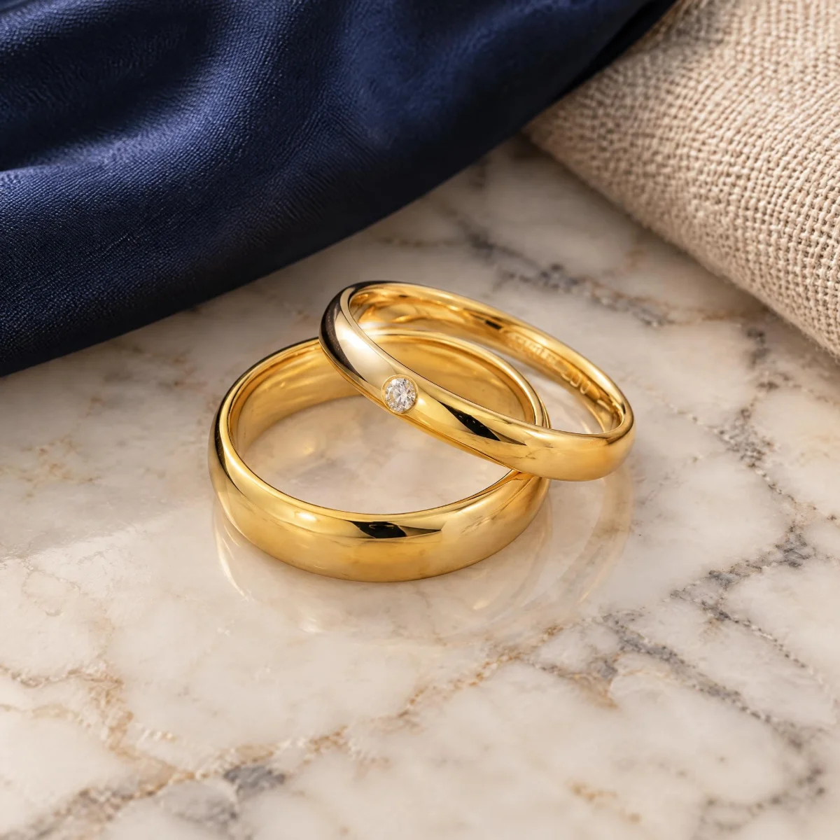 Aliança de Casamento Delicada com Pedra em ouro 18k, em foto de estúdio