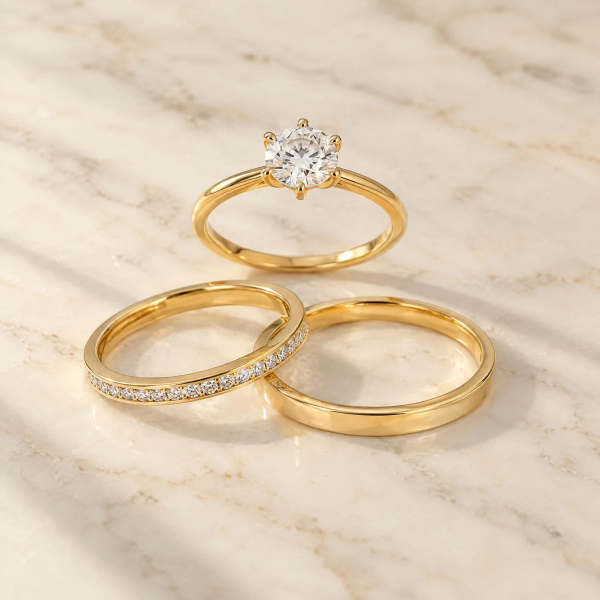 Aliança de Casamento Delicada e Cravejada em ouro 18k, em foto de estúdio
