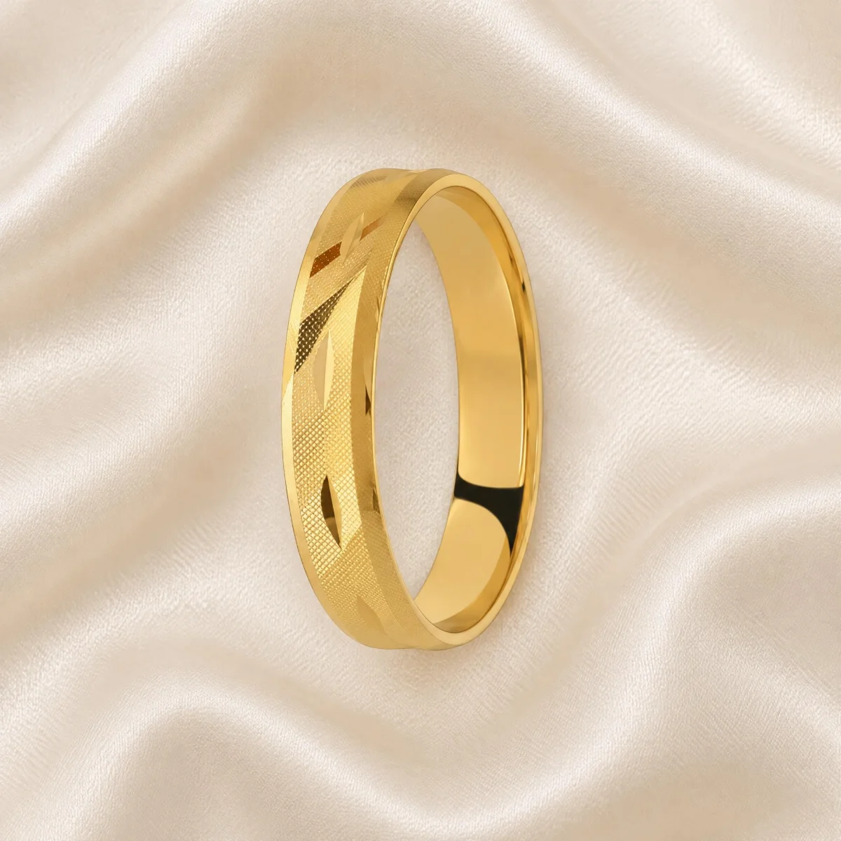 Aliança de Casamento Diamantada em ouro 18k, em foto de estúdio