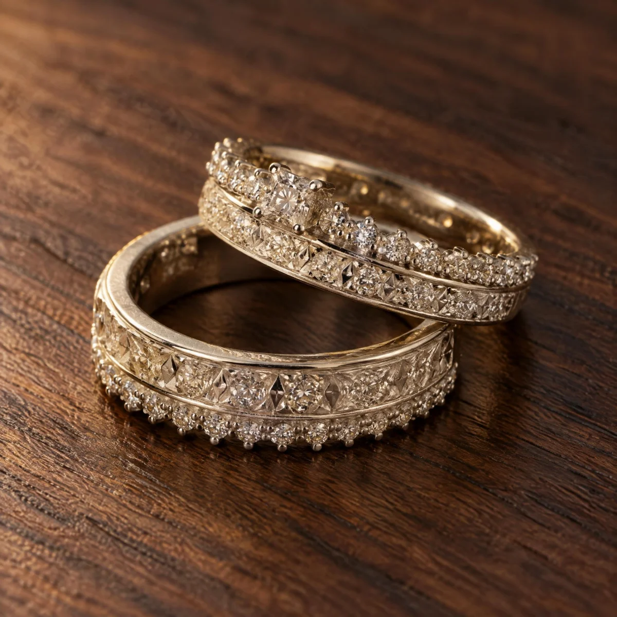 Aliança de Casamento Ouro Branco com Relevo e Pedras, em foto de estúdio