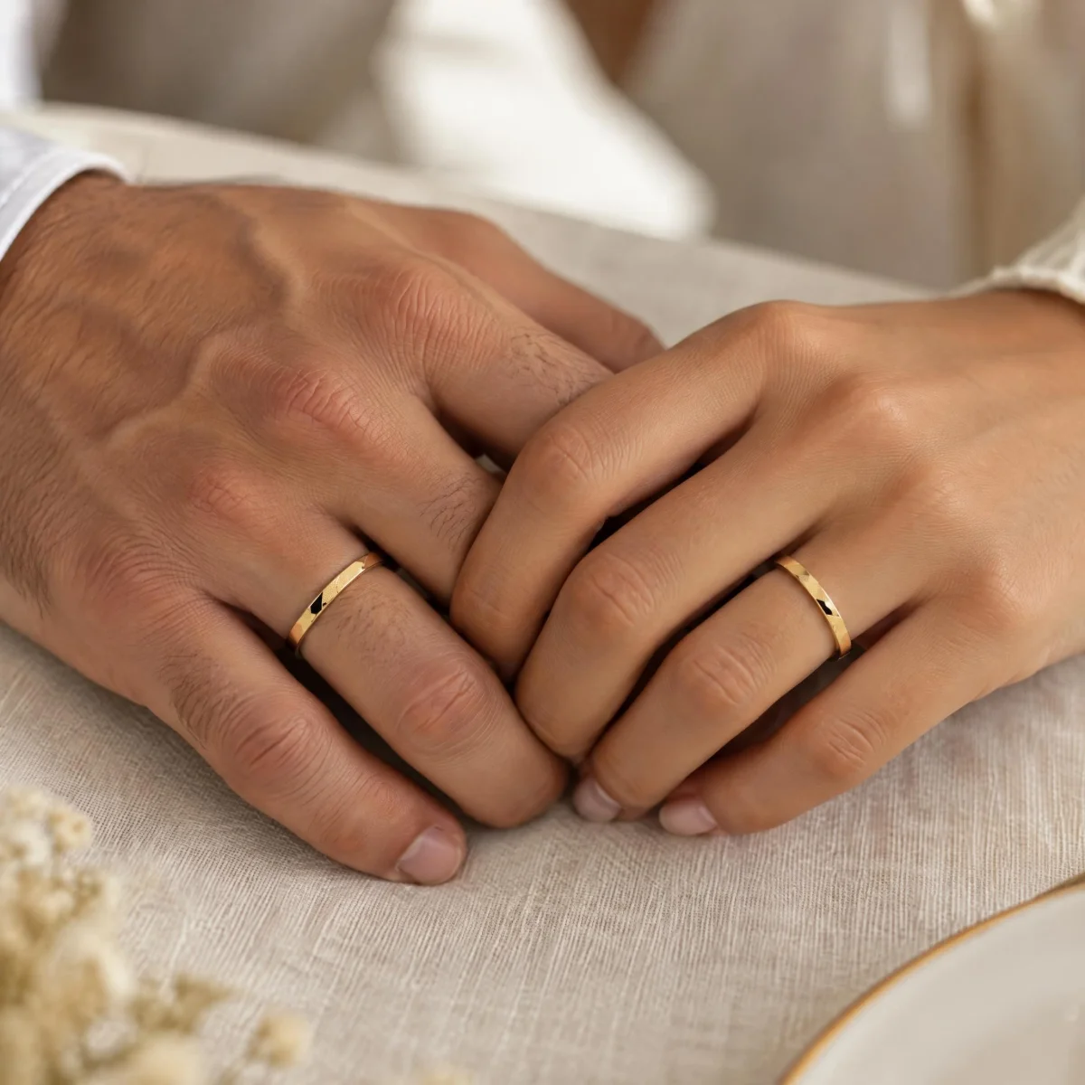 Aliança de Ouro 18k Fina Diamantada, nas mãos de um casal