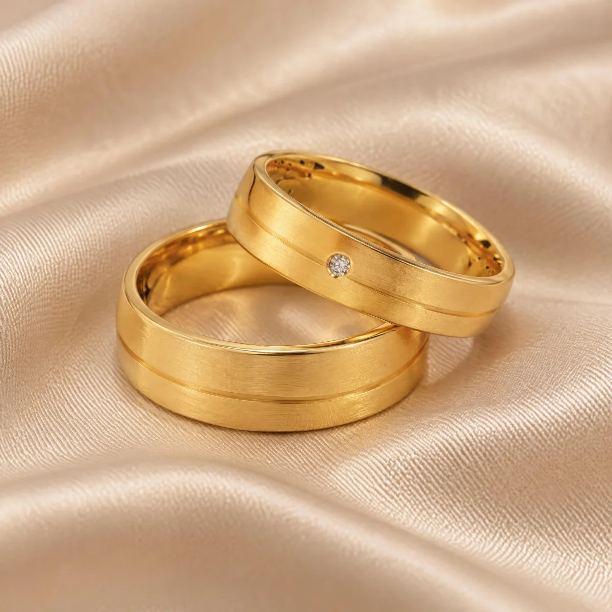 Aliança Fosca com Friso e Pedra em ouro 18k, em foto de estúdio
