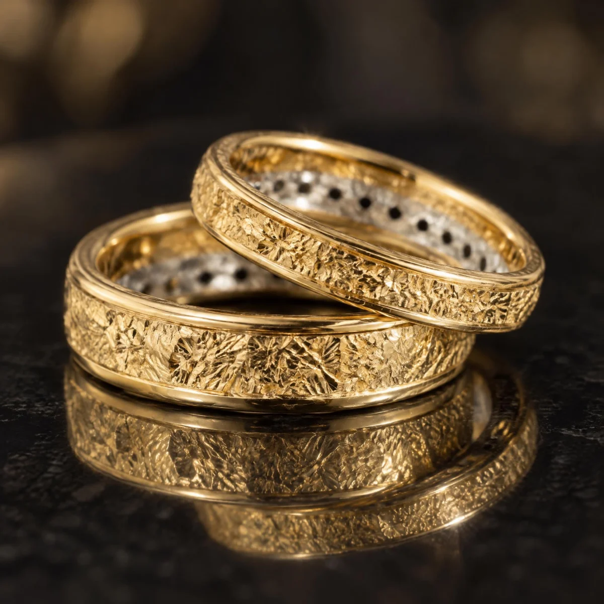 Aliança Trabalhada Bicolor com Bolinhas Vazadas em ouro 18k, em foto de estúdio