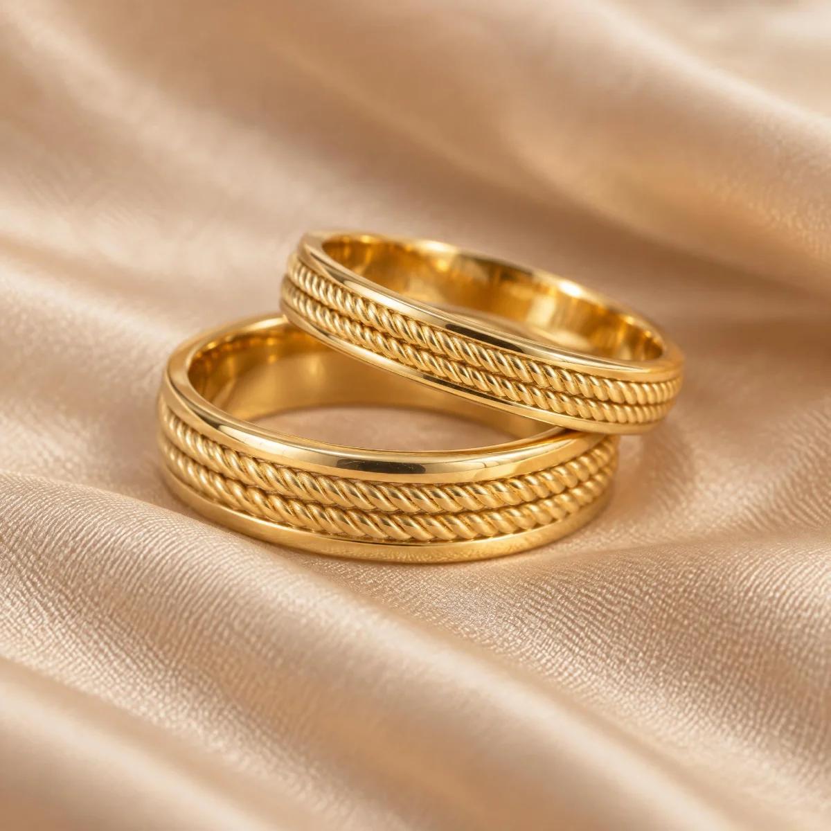 Aliança Trabalhada com Dois Frisos Cordão em ouro 18k, em foto de estúdio