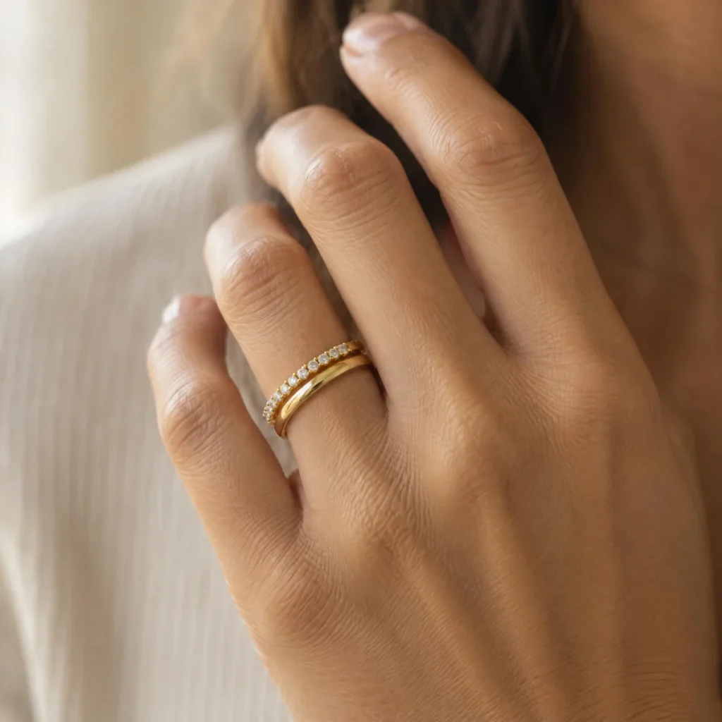 Anel Aparador em Ouro 18k Aro Duplo, na mão de uma modelo