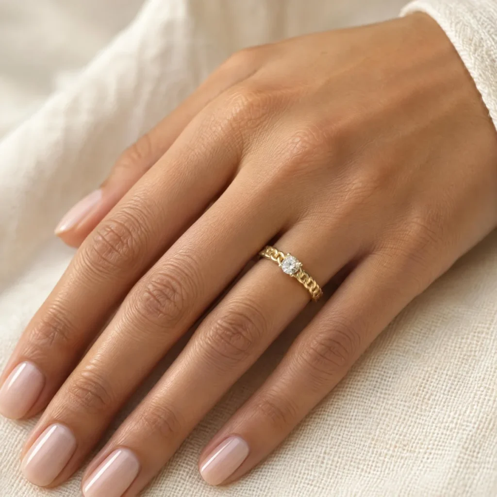 Anel de Coração Ouro 18k com Aro Grumet, na mão de uma modelo