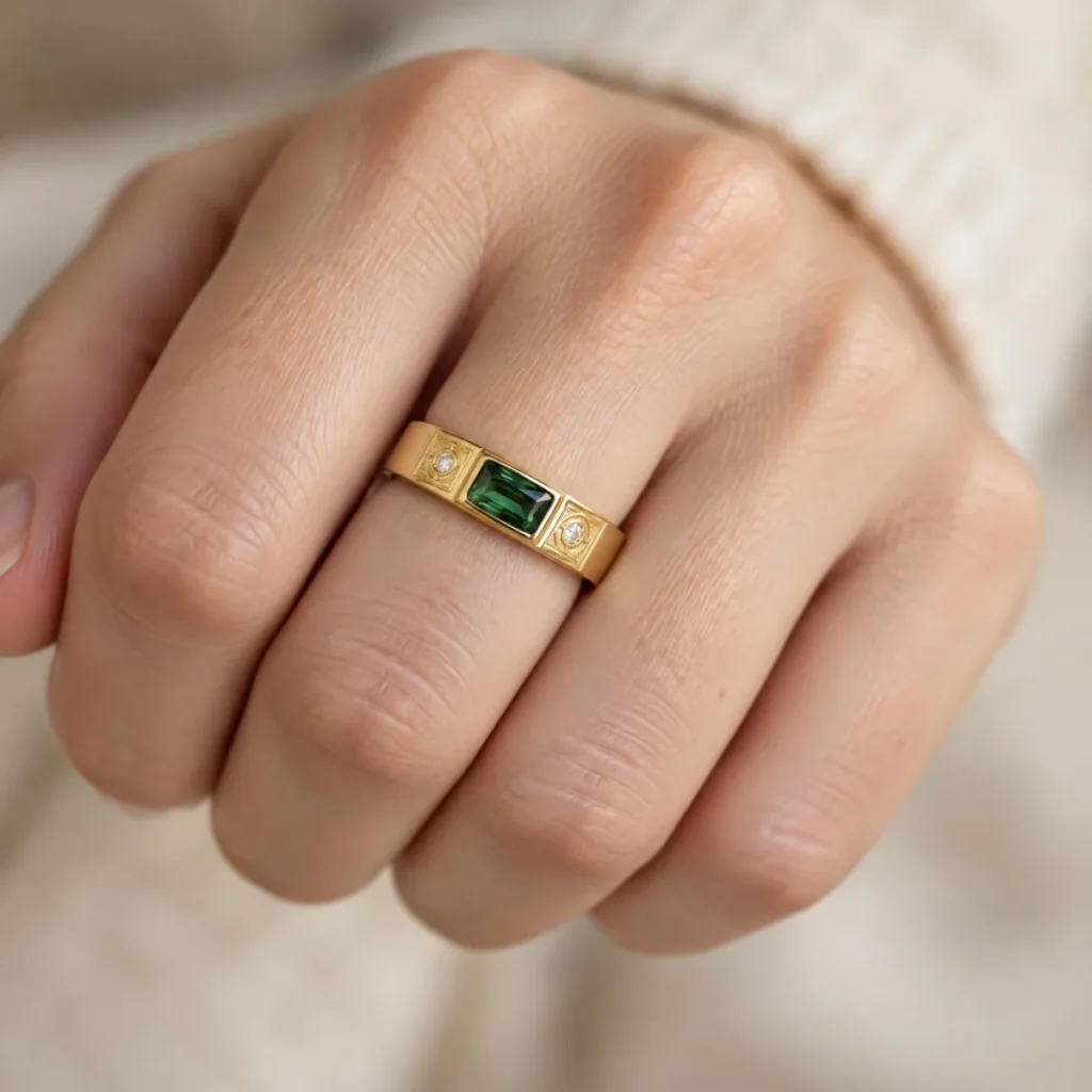Anel de Formatura Bezel Quadrado em ouro 18k, na mão de uma modelo