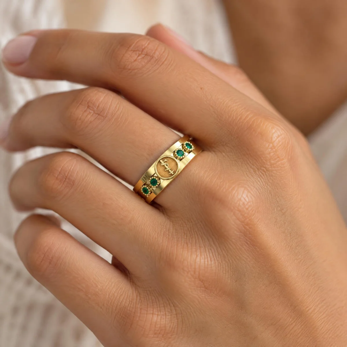 Anel de Formatura Caduceu Aliança em ouro 18k, na mão de uma modelo