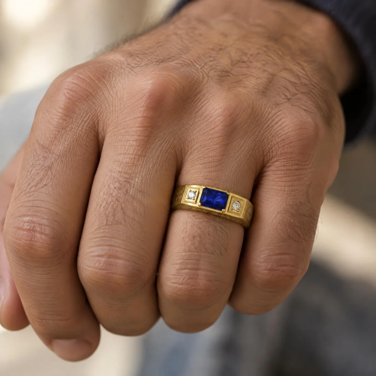 Anel de Formatura com Safira Bastão em ouro 18k, na mão de uma modelo