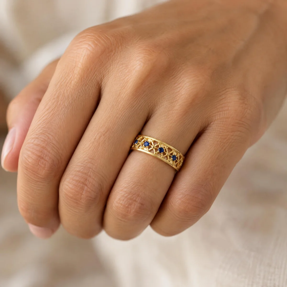 Anel de Formatura de Administração Renda Safira em ouro 18k, na mão de uma modelo