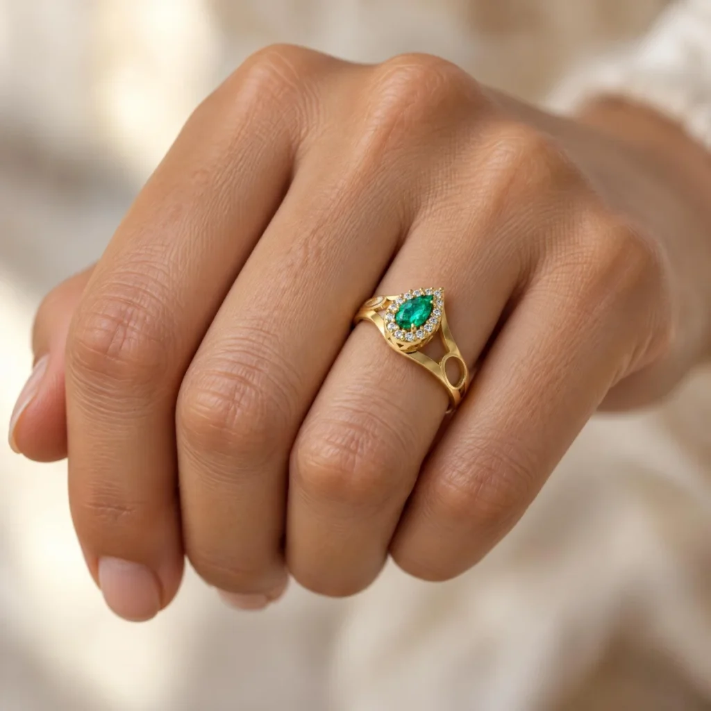 Anel de Formatura de Biomedicina Halo Duplo Esmeralda em ouro 18k, na mão de uma modelo
