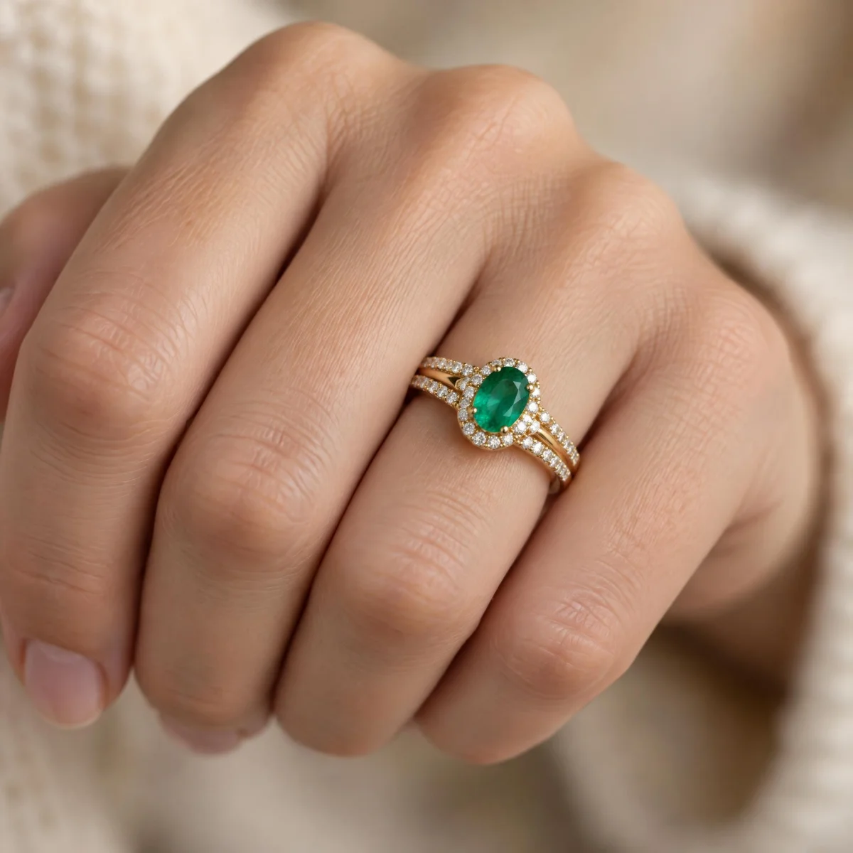 Anel de Formatura de Fisioterapia Esmeralda Aro Duplo em ouro 18k, na mão de uma modelo