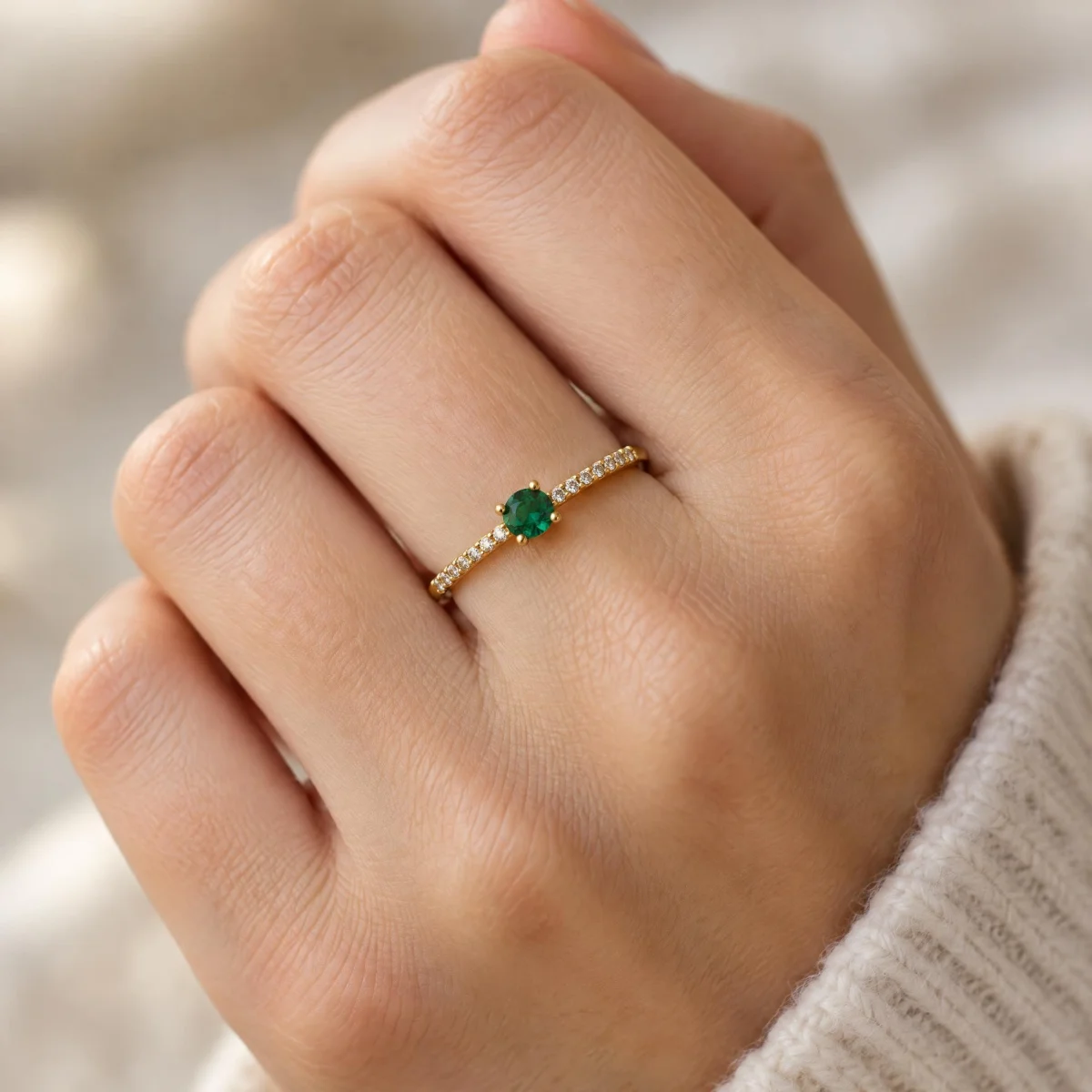 Anel de Formatura Feminino Fio Esmeralda em ouro 18k, na mão de uma modelo