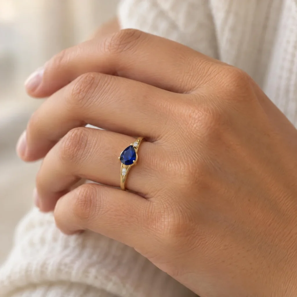 Anel de Formatura Gota Safira em ouro 18k, na mão de uma modelo