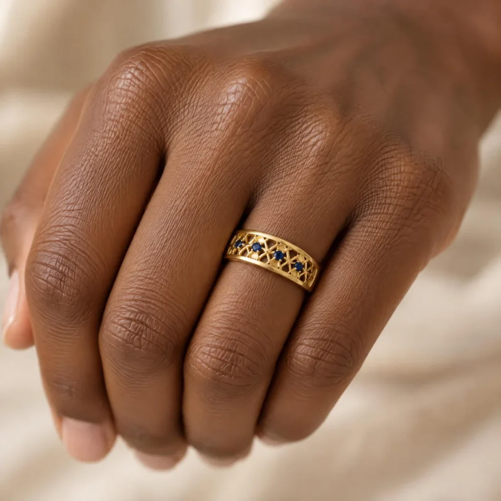Anel de Formatura Renda com Sete Pedras em ouro 18k, na mão de uma modelo
